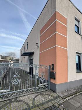 Front 1.jpg - Modernes Einfamilienhaus mit Top- Ausstattung, Garten und Garagen