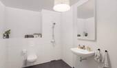 Modern gefliestes Badezimmer mit bodengleicher Dusche - 