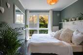 Schlafzimmer mit bodentiefen Fenstern - 