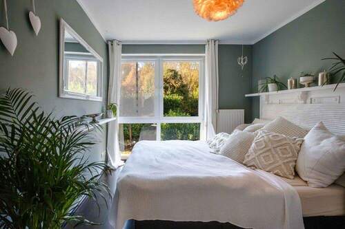 Schlafzimmer mit bodentiefen Fenstern - 