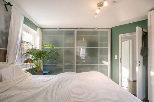 Schlafzimmer mit Einbauschrank - 