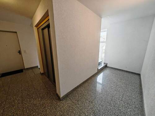 Treppenhaus mit Fahrstuhl - 