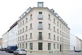 Hausfront - Bezugsfreie ETW! + Dunkles Parkett + Fußbodenheizung + Loggia + Tageslichtbad + Wanne & Dusche