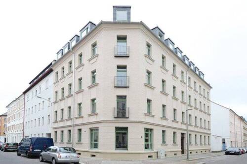 Hausfront - Bezugsfreie ETW! + Dunkles Parkett + Fußbodenheizung + Loggia + Tageslichtbad + Wanne & Dusche
