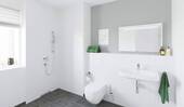 Modernes Tageslichtbad mit bodengleicher Dusche und Badewanne - 