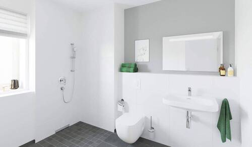 Modernes Tageslichtbad mit bodengleicher Dusche und Badewanne - 