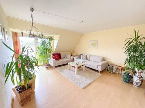 Wohnzimmer mit Zugang zum Balkon - 2 Zimmer Etagenwohnung in Hude (Oldenburg)