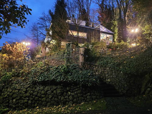 Hausansicht v. Zufahrt - 