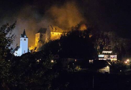Lageansicht nachts - 6 Zimmer Mehrfamilienhaus, Wohnhaus zum Kaufen in im vorderen Westerwald