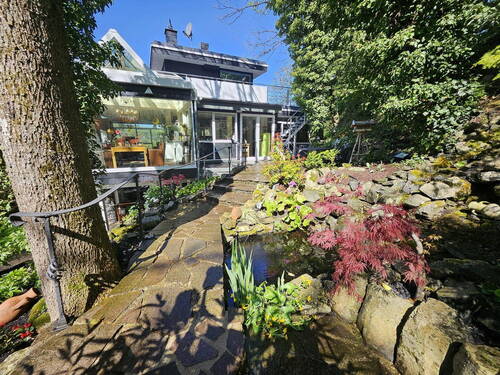 akt. Frühlingsbild v.Teich aus - 6 Zimmer Mehrfamilienhaus, Wohnhaus in im vorderen Westerwald