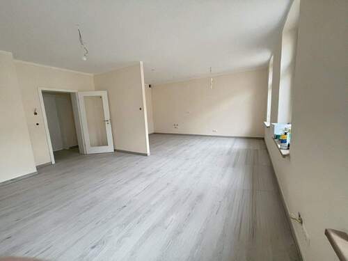 Wohnzimmer mit Küche.jpg - 3 Zimmer Etagenwohnung zur Miete in Meerane