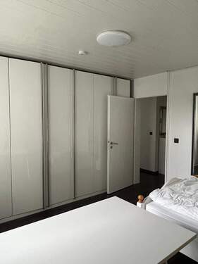 Schlafzimmer mit großem Kleiderschrank - 