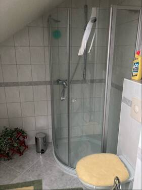 Bad / Sanitärbereich mit Dusche, WC und Waschbecken - Obergeschoss Nebengebäude - 