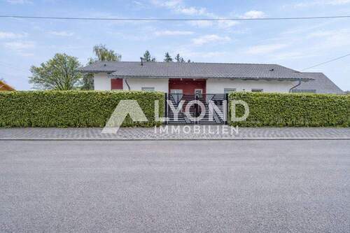 Blick von der Straße - Exklusives Wohnhaus im Bungalowstil