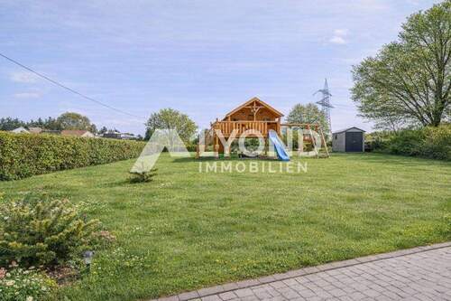 Garten mit XXL-Spielhaus - 