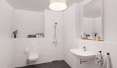 Modern gefliestes Badezimmer mit bodengleicher Dusche - Etagenwohnung mit 59,20 m&sup2; in Frankfurt (Oder) zum Kaufen