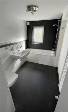 Badezimmer - 4 Zimmer Einfamilienhaus zum Kaufen in Wolfsburg