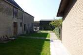 Zwischen Haus und kl. Stall - 