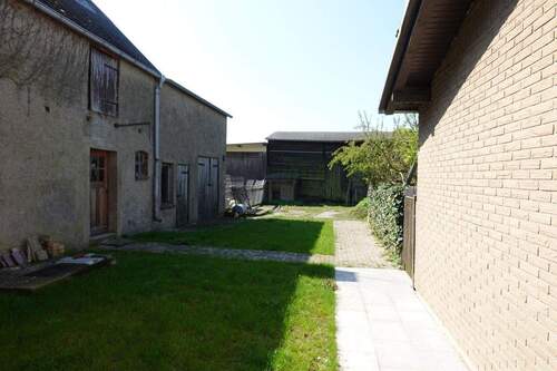 Zwischen Haus und kl. Stall - 