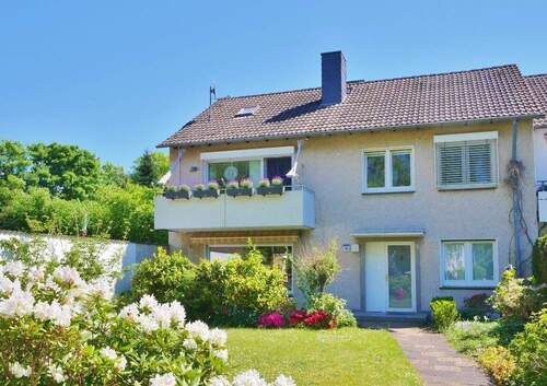 Hausansicht Straße - 8 Zimmer Mehrfamilienhaus, Wohnhaus zum Kaufen in Hilden