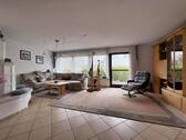 Wohnzimmer mit Zugang auf die Terrasse - Mehrfamilienhaus, Wohnhaus mit 153,00 m&sup2; in Haigerloch zum Kaufen