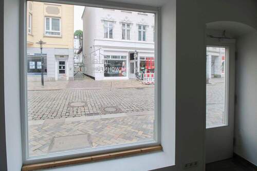 Schaufenster zur Straße - 7 Zimmer Mehrfamilienhaus, Wohnhaus zum Kaufen in Flensburg