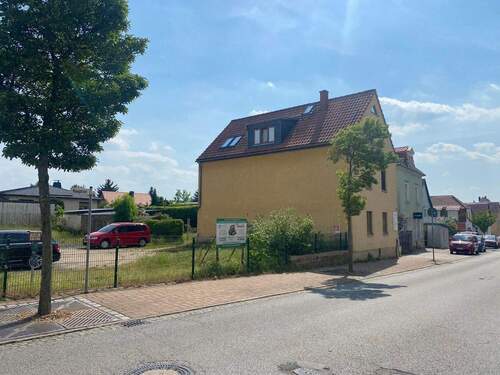 Eine weitere Ansicht mit Blick auf das Baugrundstück - 1 Zimmer Mehrfamilienhaus, Wohnhaus zum Kaufen in Weinböhla