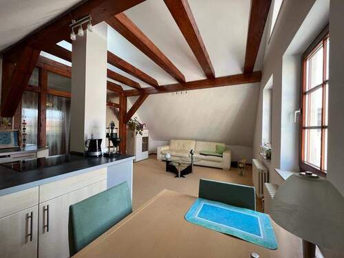 Küche mit Blick in den Wohnzimmerbereich Dachgeschoss - 