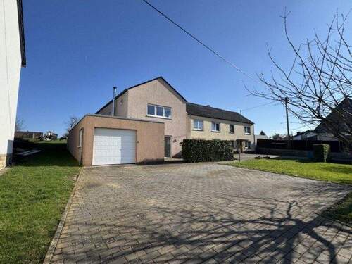 Hausfront Neubau - Gepflegtes Zweifamilienhaus mit Einliegerwohnung, Nähe Bitburg.