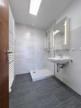 Badezimmer - 3 Zimmer Etagenwohnung zur Miete in Regensburg