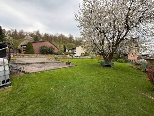 Grundstück mit Stellplätzen - 