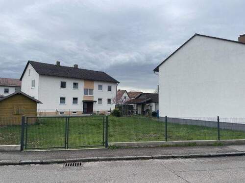 Ansicht von der Straßenseite - Grundstück in Ergolding