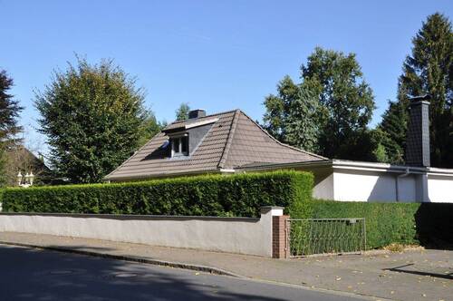 Vorderseite rechts - Schönes EFH ** NEUE HEIZUNG** in Ortsrandlage mit Holzhaus