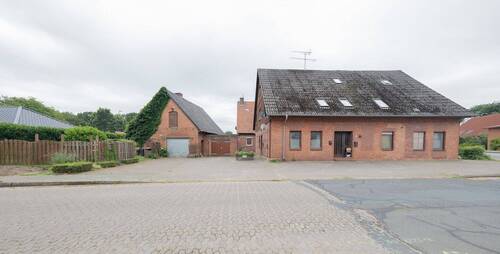 Ansicht Vorderhaus und Nebengebäude - Investieren mit Weitblick - 6 vermietete Wohneinheiten auf gepflegtem Eckgrundstück in Alfstedt