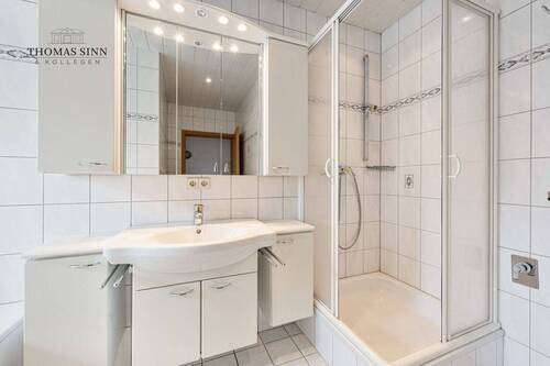 Tageslichtbad mit Dusche... - 