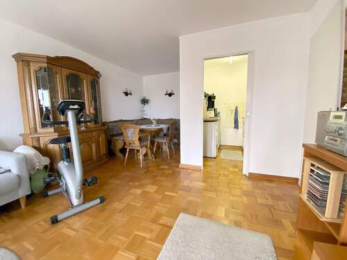 Wohnzimmer und Küchennische.JPG - 2 Zimmer Etagenwohnung zum Kaufen in Neuwied