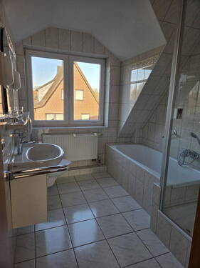 Bad mit Wanne und Dusche - 