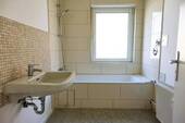 Bad mit Badewanne & Duschvorr - 