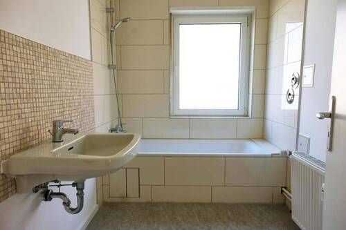 Bad mit Badewanne & Duschvorr - 