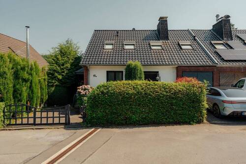 Außenansicht - Doppelhaushälfte mit drei separaten Wohneinheiten im Grünen