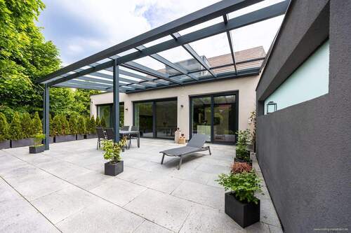 großzügige Hauptterrasse - 