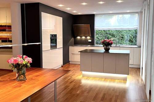exklusive Küche mit besonderem Lichtkonzept - Exklusives Villenanwesen mit Einliegerwohnung & Luxusausstattung - Traumhafte Wohnidylle nahe Freising
