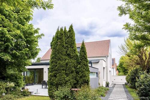 Blick auf die Hauptterrasse - 8 Zimmer Einfamilienhaus in Kranzberg