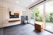 lichtdurchflutetes Badezimmer im EG - 