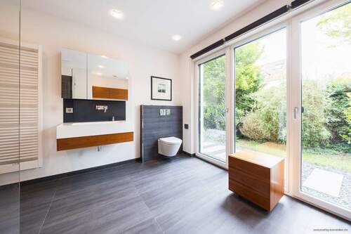 lichtdurchflutetes Badezimmer im EG - 