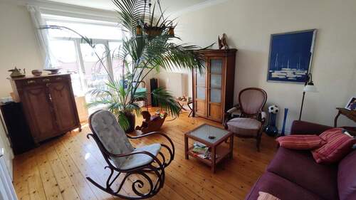 Wohnzimmer mit Balkon - 3 Zimmer Etagenwohnung zum Kaufen in Hamburg