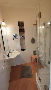Bad mit Dusche - 