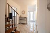 Flur, Treppe ins Obergeschoss - 