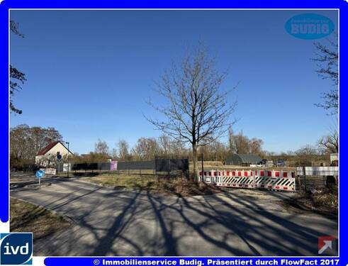 Ansicht von der Straße auf die drei nebeneinander liegenden Grundstücke - Baugrundstück am Ortsrand von Rehfelde