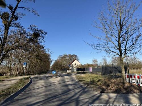 Straße mit Nachbarbebauung - rechts befinden sich die Grundstücke - Grundstück in Rehfelde